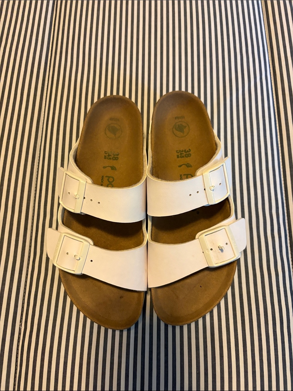 Birkenstock White Soft Footbed Sandals Size 38 (7-71/2) only wore 1-2 times